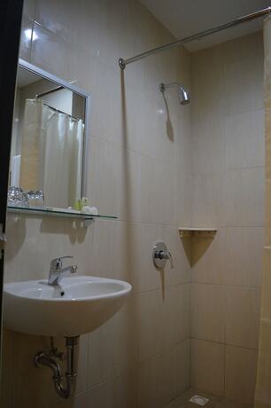 Imagen de la habitación del Hotel M, Cakranegara Utara. Foto 11