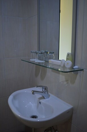 Imagen de la habitación del Hotel M, Cakranegara Utara. Foto 15