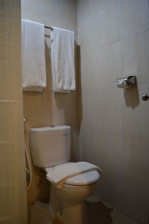 Imagen de la habitación del Hotel M, Cakranegara Utara. Foto 16