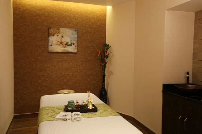 Imagen de la piscina del Hotel M Crown. Foto 19