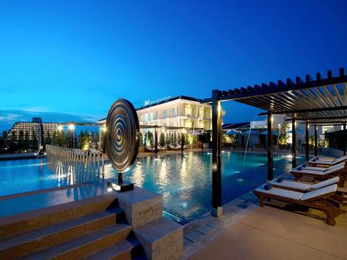 Imagen de la piscina del Hotel M Social Phuket. Foto 10