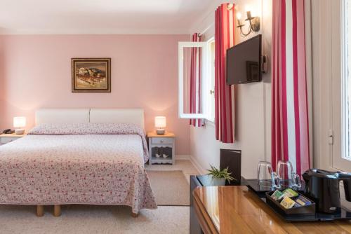 Imagen de la habitación del Hotel MAS DJOLIBA, Antibes. Foto 8