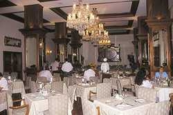 Imagen del bar/restaurante del Hotel MAURY. Foto 2