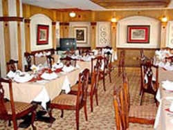 Imagen del bar/restaurante del Hotel MAY FAIR. Foto 2