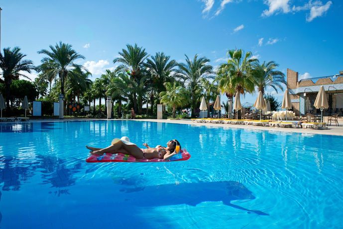 Imagen de la piscina del Hotel MC Beach Park Resort. Foto 17