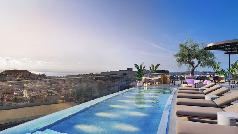 Imagen de la piscina del Hotel ME Lisbon by Meliá. Foto 9