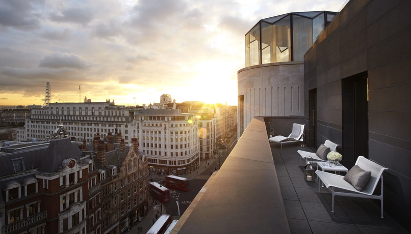 Imagen de la piscina del Hotel ME by Meli&aacute; London - Covent Garden. Foto 16