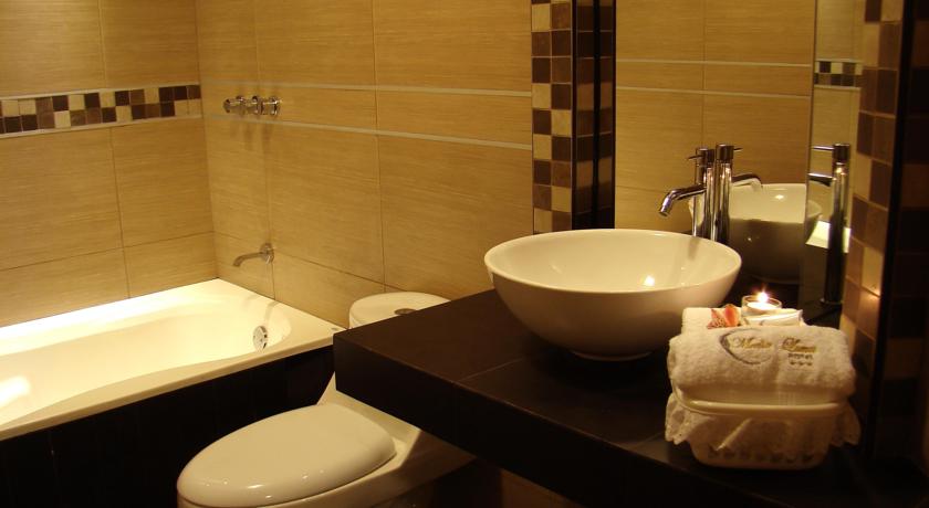 Imagen de la habitación del Hotel MEDIA LUNA. Foto 5