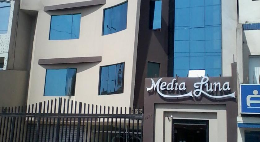 Imagen de los exteriores del Hotel MEDIA LUNA. Foto 7