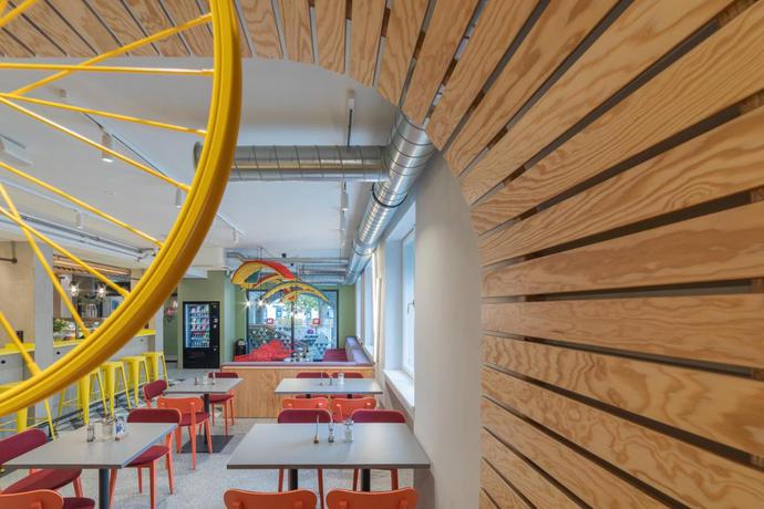 Imagen de los interiores del Hotel MEININGER Innsbruck Zentrum. Foto 11