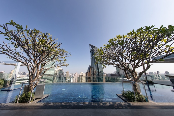 Imagen de la piscina del Hotel MERCURE BANGKOK SUKHUMVIT 24. Foto 18
