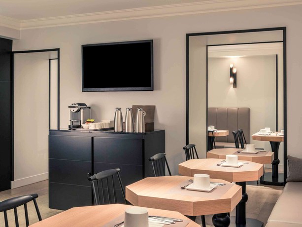 Imagen del bar/restaurante del Hotel MERCURE PARIS ARC DE TRIOMPHE WAGRAM. Foto 8