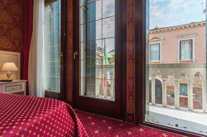 Imagen de la habitación del Hotel MESSNER. Foto 4