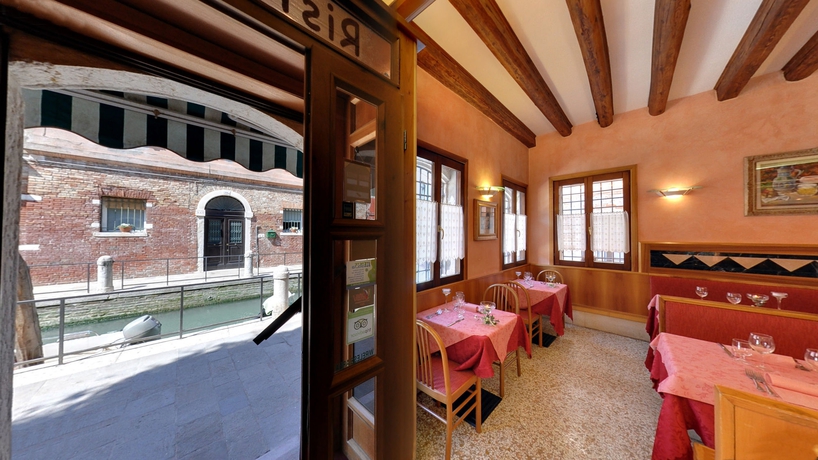 Imagen del bar/restaurante del Hotel MESSNER. Foto 2