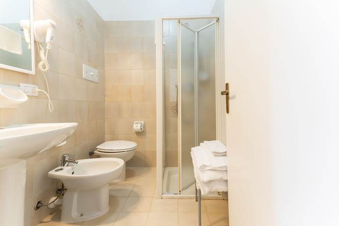 Imagen de la habitación del Hotel MH Benaco. Foto 16
