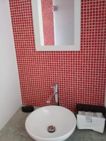 Imagen de la habitación del Hotel MH. Foto 8