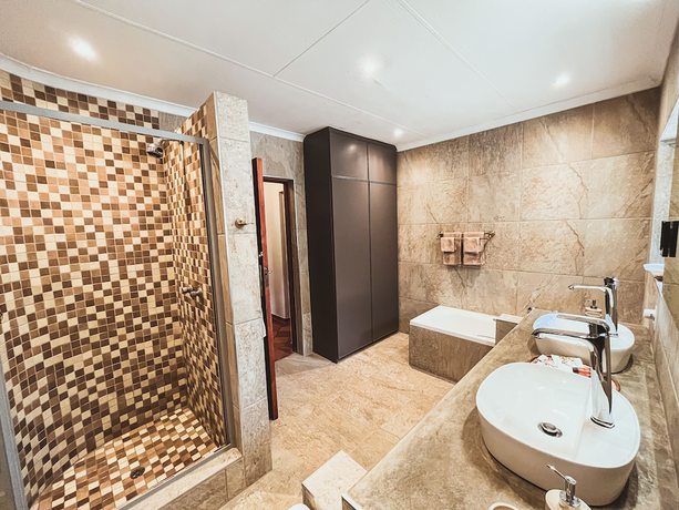 Imagen de la habitación del Hotel MILIMA Big 5 Safari Lodge. Foto 9