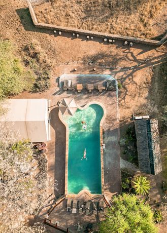 Imagen de la piscina del Hotel MILIMA Big 5 Safari Lodge. Foto 18