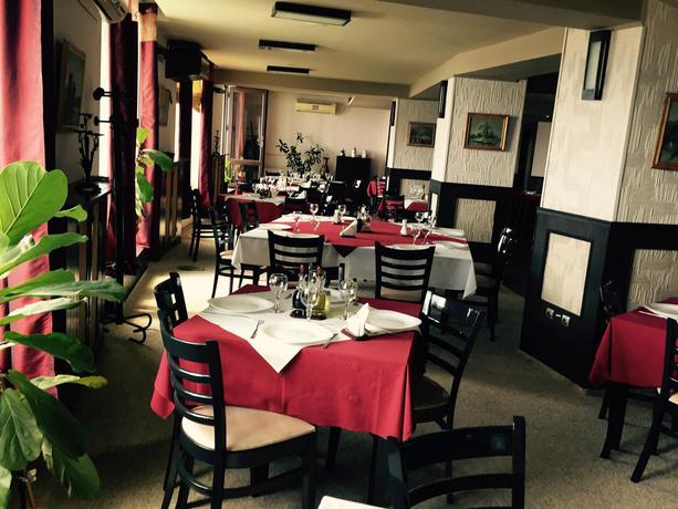 Imagen del bar/restaurante del Hotel MILLENIUM. Foto 2