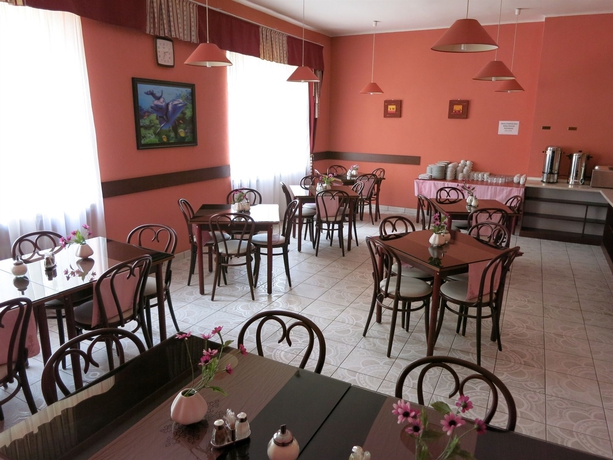 Imagen del bar/restaurante del Hotel MIRA. Foto 2