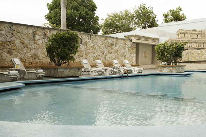 Imagen de la piscina del Hotel MISI&Oacute;N M&Eacute;RIDA. Foto 6