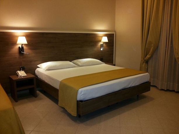 Imagen de la habitación del Hotel MODERNO, Bari. Foto 4