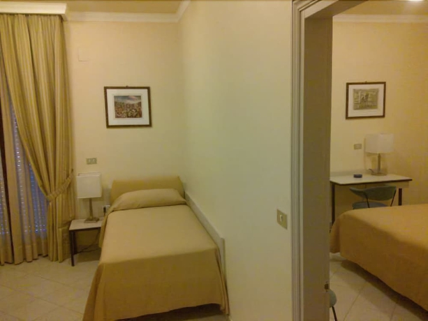 Imagen de la habitación del Hotel MODERNO, Bari. Foto 5