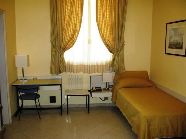 Imagen de la habitación del Hotel MODERNO, Bari. Foto 6