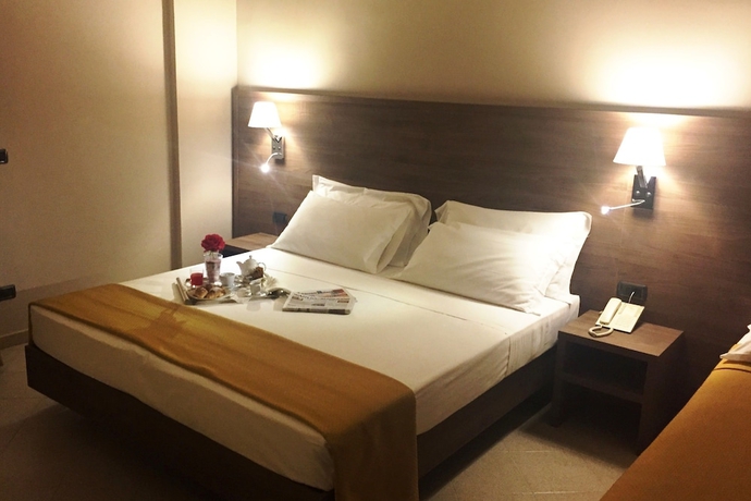 Imagen de la habitación del Hotel MODERNO, Bari. Foto 7
