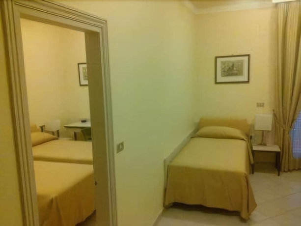 Imagen de la habitación del Hotel MODERNO, Bari. Foto 11