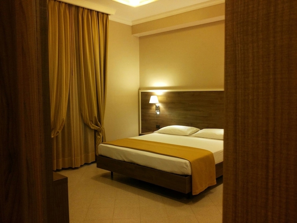 Imagen de la habitación del Hotel MODERNO, Bari. Foto 13