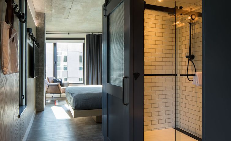Imagen de la habitación del Hotel MOXY Seattle Downtown. Foto 10