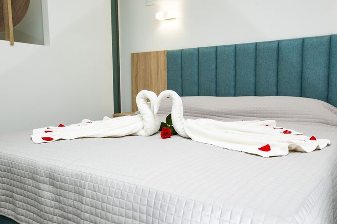 Imagen de la habitación del Hotel MYTHOS BUNGALOWS. Foto 15