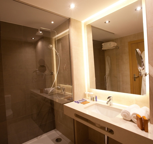 Imagen de la habitación del Hotel M.a. Sevilla Congresos. Foto 6