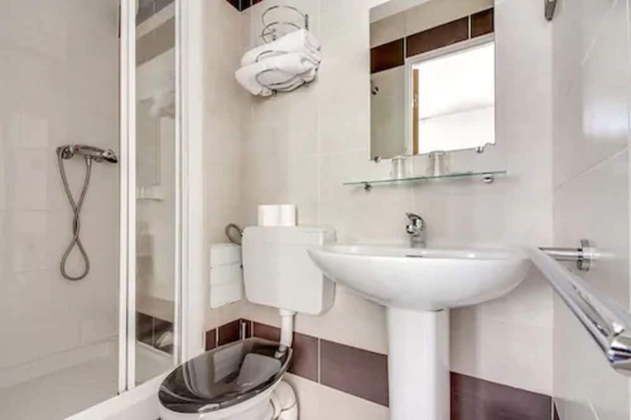 Imagen de la habitación del Hotel Ma&acirc;t Batignolles. Foto 16