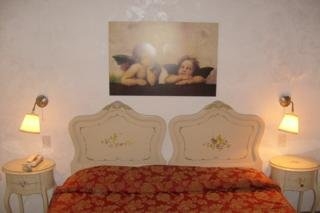 Imagen de la habitación del Hotel Mac Mahon. Foto 4