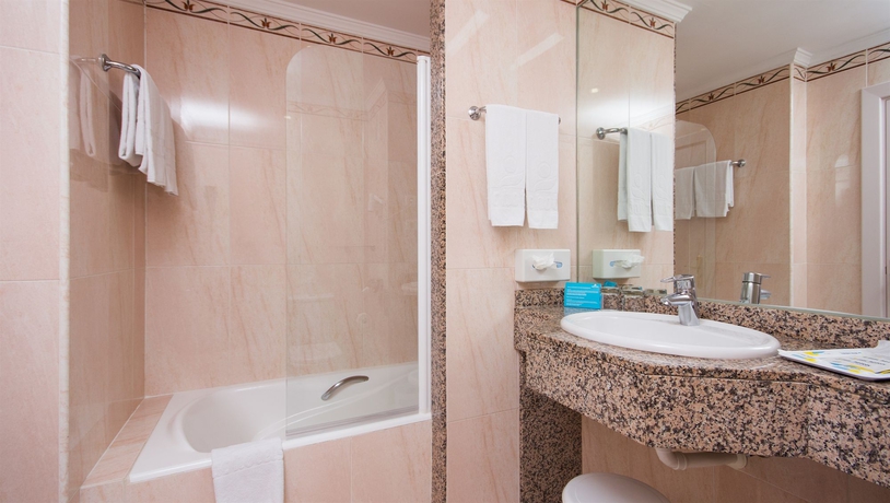 Imagen de la habitación del Hotel Mac Puerto Marina Benalmadena. Foto 5