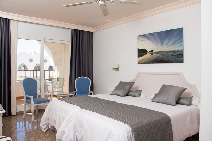 Imagen de la habitación del Hotel Mac Puerto Marina Benalmadena. Foto 7