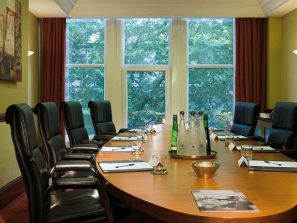 Imagen general del Hotel Macdonald Burlington. Foto 2