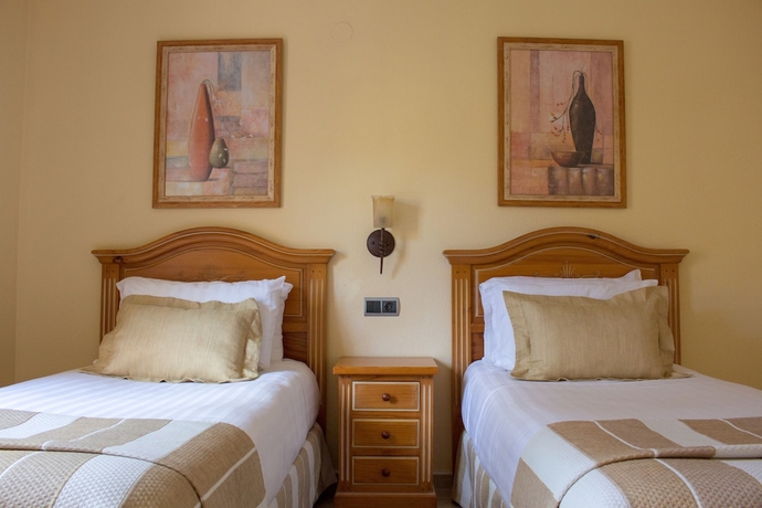 Imagen de la habitación del Hotel Macdonald Dona Lola Resort. Foto 10