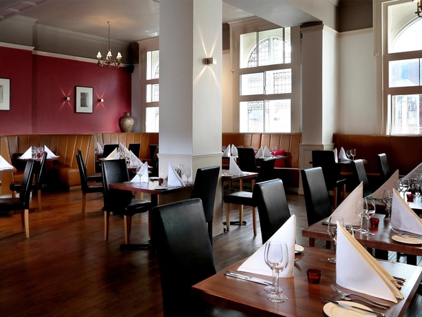 Imagen del bar/restaurante del Hotel Macdonald New Blossoms , Chester. Foto 9