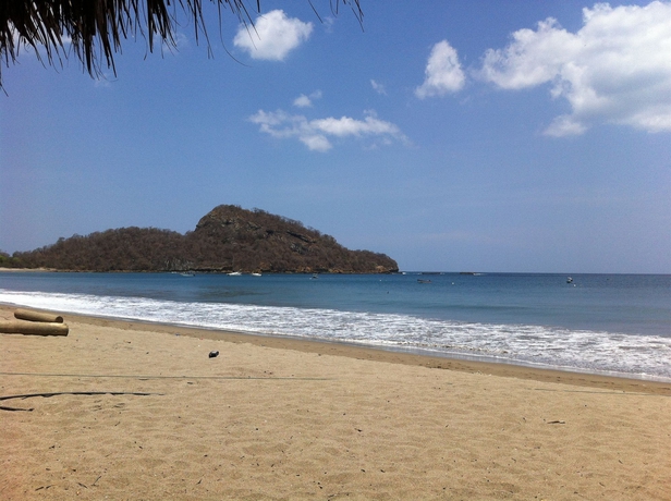 Imagen de los exteriores del Hotel Machele' S Place Beachside and Pool. Foto 8