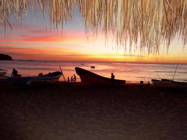 Imagen de los exteriores del Hotel Machele' S Place Beachside and Pool. Foto 9