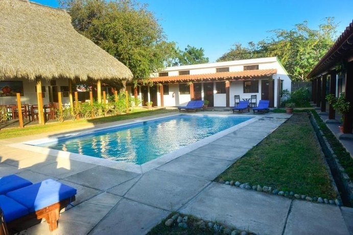 Imagen de la piscina del Hotel Machele' S Place Beachside and Pool. Foto 13
