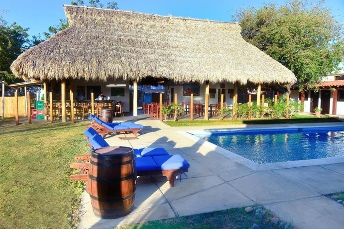 Imagen de la piscina del Hotel Machele' S Place Beachside and Pool. Foto 14