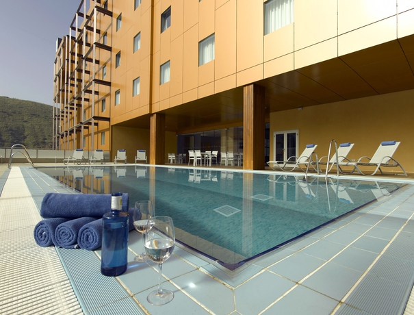 Imagen de la piscina del Hotel Macià Real De La Alhambra. Foto 13