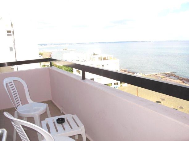 Imagen general del Hotel Mackenzie Beach Hotel and Apartments. Foto 2