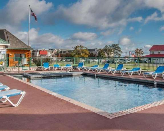 Imagen de la piscina del Hotel Mackinac Lodge. Foto 12