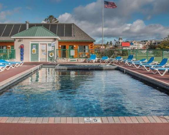 Imagen de la piscina del Hotel Mackinac Lodge. Foto 13