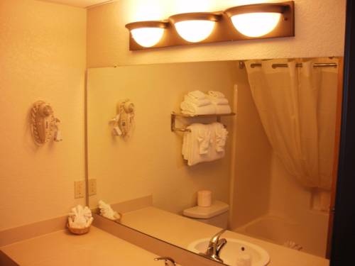 Imagen de la habitación del Hotel Mackinaw Beach and Bay Inn and Suites. Foto 6
